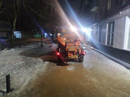 20 КДМ вышли ночью на противогололедную обработку дорог в Иванове